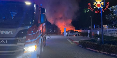 Catanzaro, auto a fuoco nel piazzale di una concessionaria