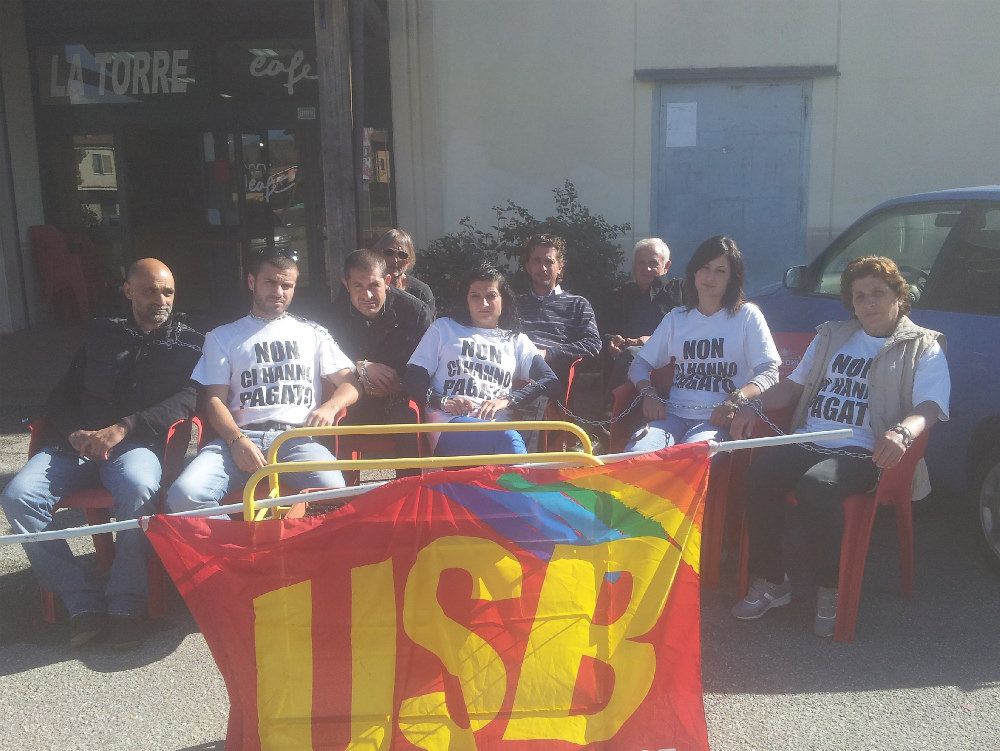 Cropani, incatenati all`ingresso gli ex lavoratori Carrefour