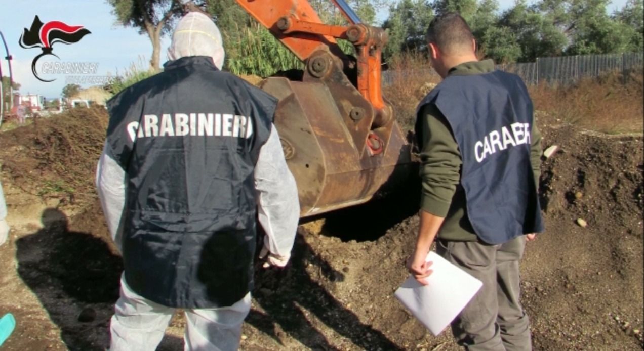 La rete di prestanome, i colletti bianchi complici e i terreni avvelenati. Clan “padroni” dei rifiuti