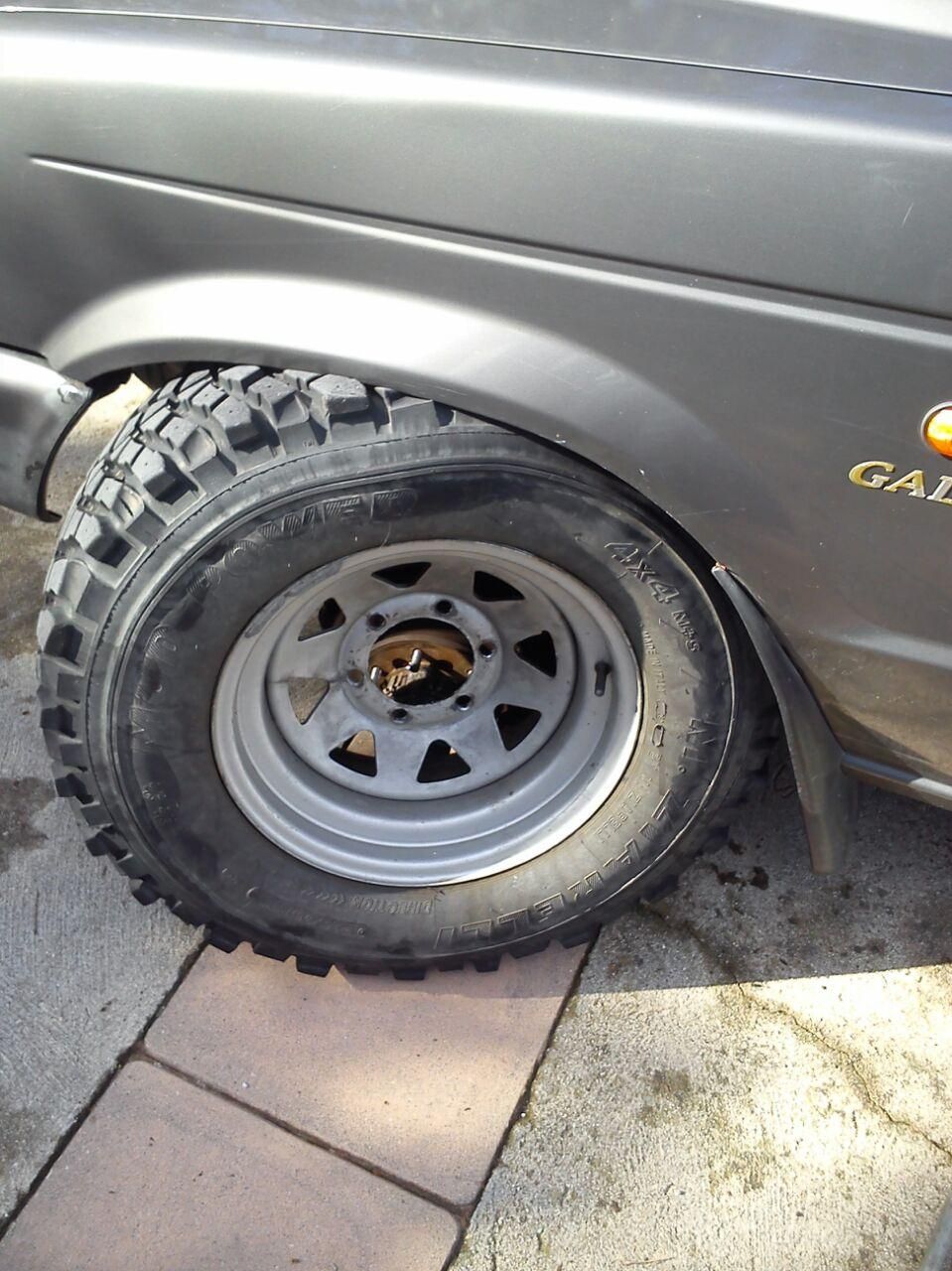 Manomessa l'auto di un'insegnante