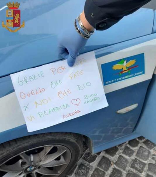 Coronavirus, il commovente "grazie" di una bambina ai poliziotti di Vibo Valentia