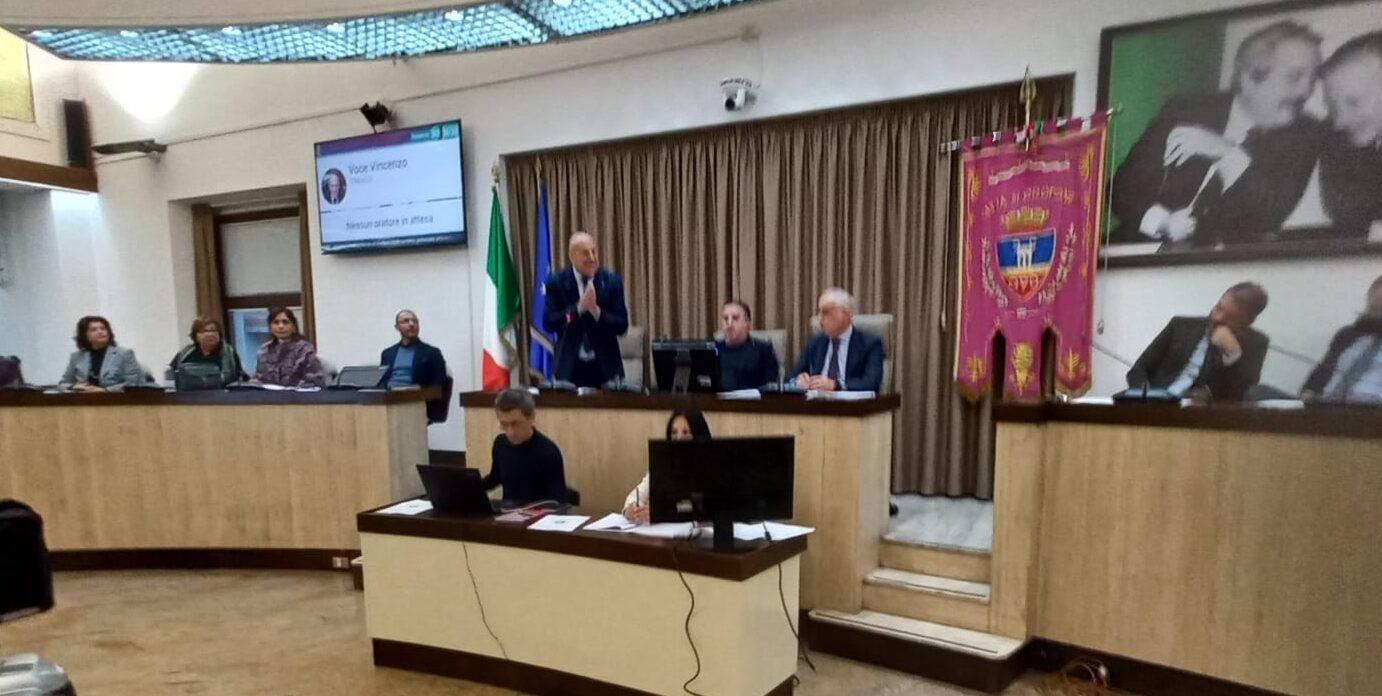 Crotone, in consiglio comunale scoppia la polemica: sospeso per impraticabilità