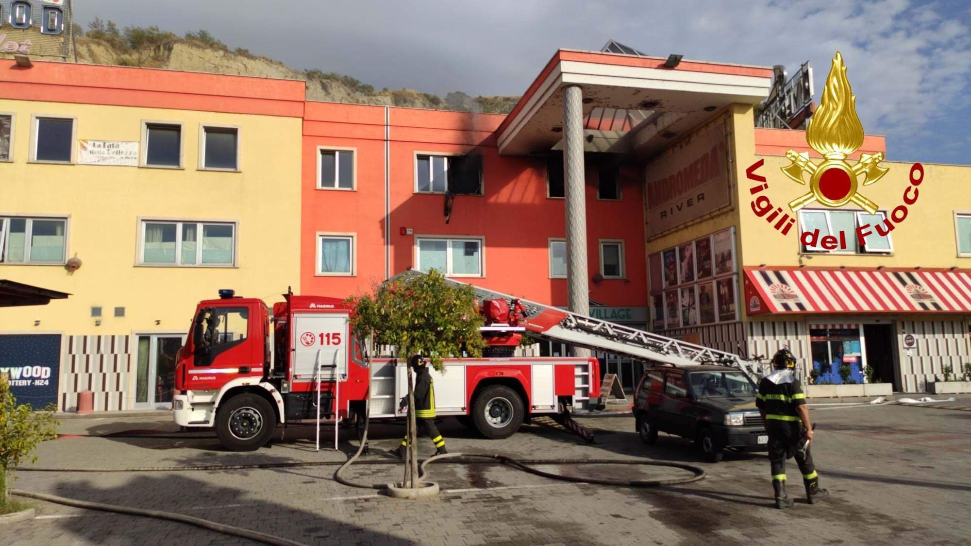 Incendio al Multisala Andromeda River di Zumpano. Nessun ferito – VIDEO