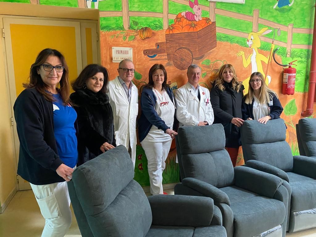 L’associazione “Jole Santelli” dona 10 poltrone reclinabili al reparto di Pediatria di Cosenza