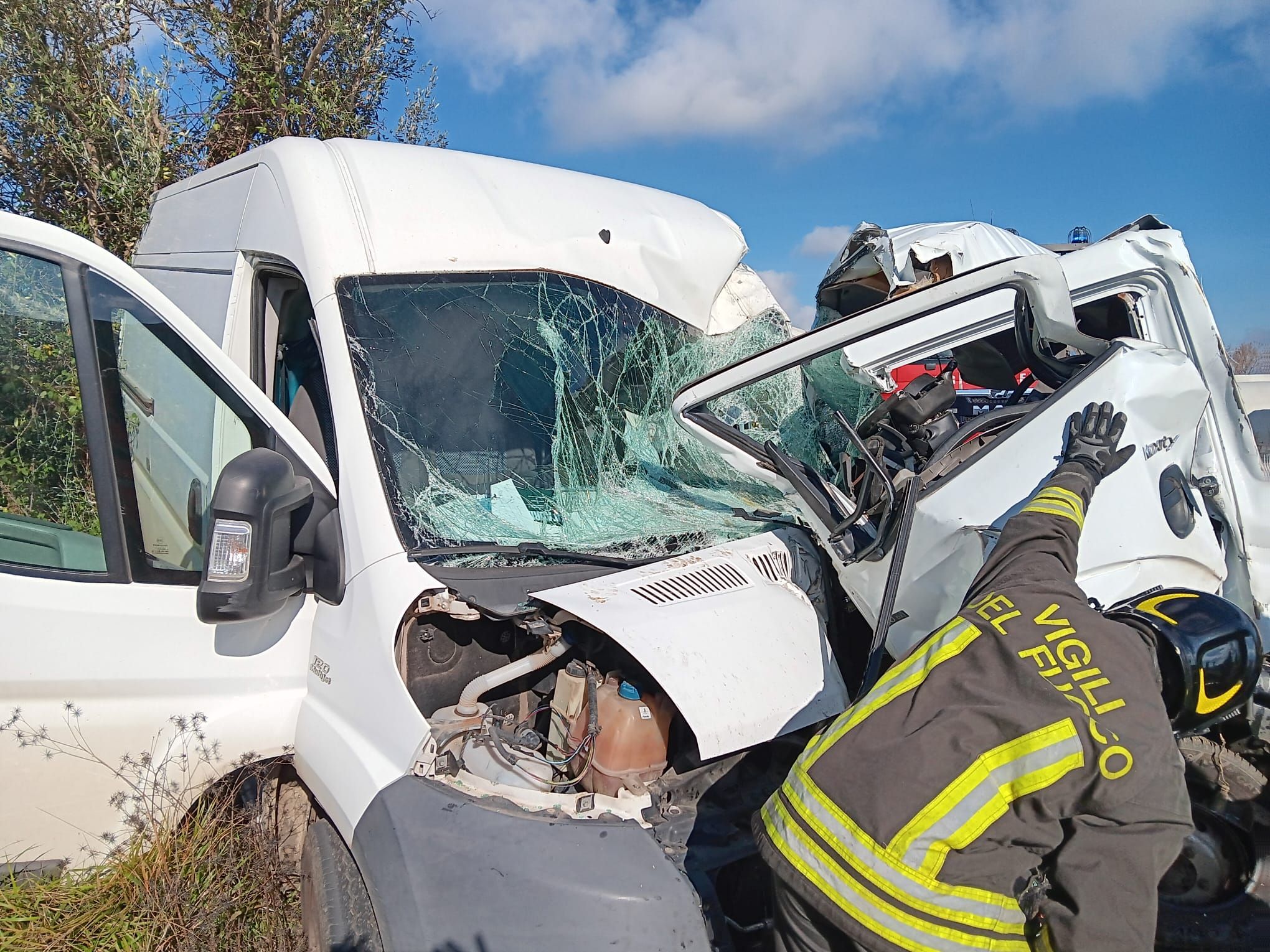 Grave incidente alle porte di Vibo, scontro tra un furgone e un mezzo della nettezza urbana: due feriti – FOTO