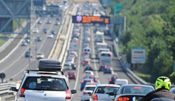 Weekend da bollino rosso, traffico intenso sulla 106