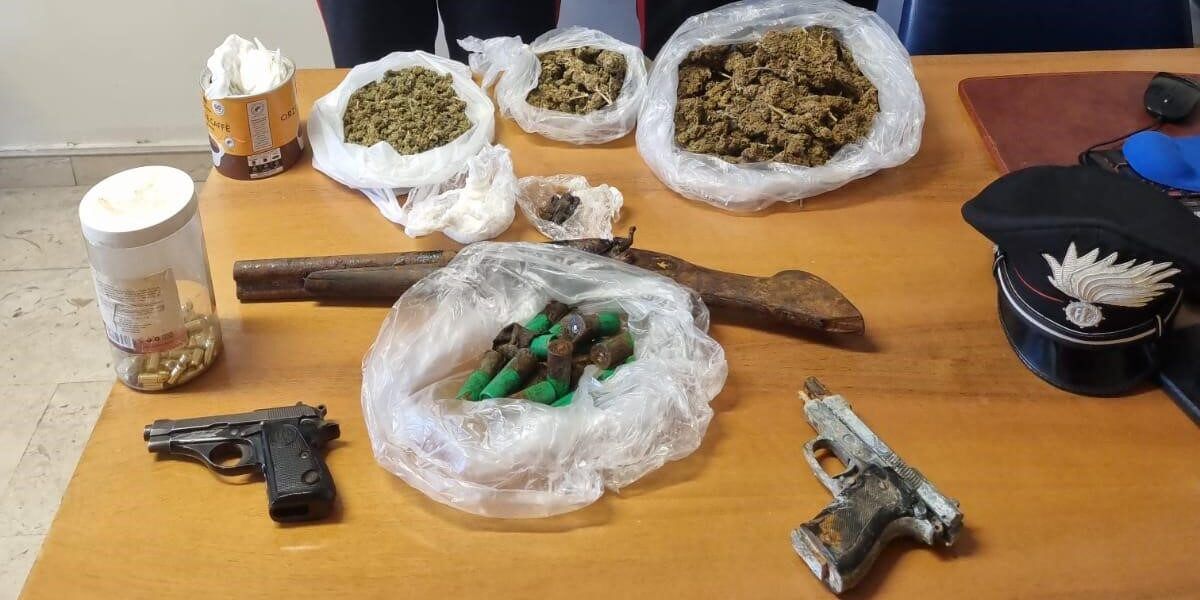 Detenzione illecita di armi e droga, arrestato 43enne a Isola Capo Rizzuto