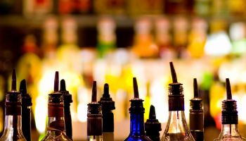 Tropea, nuova ordinanza del sindaco Macrì: stop all’alcol per strada dopo le 22:30. «Tuteliamo la città»