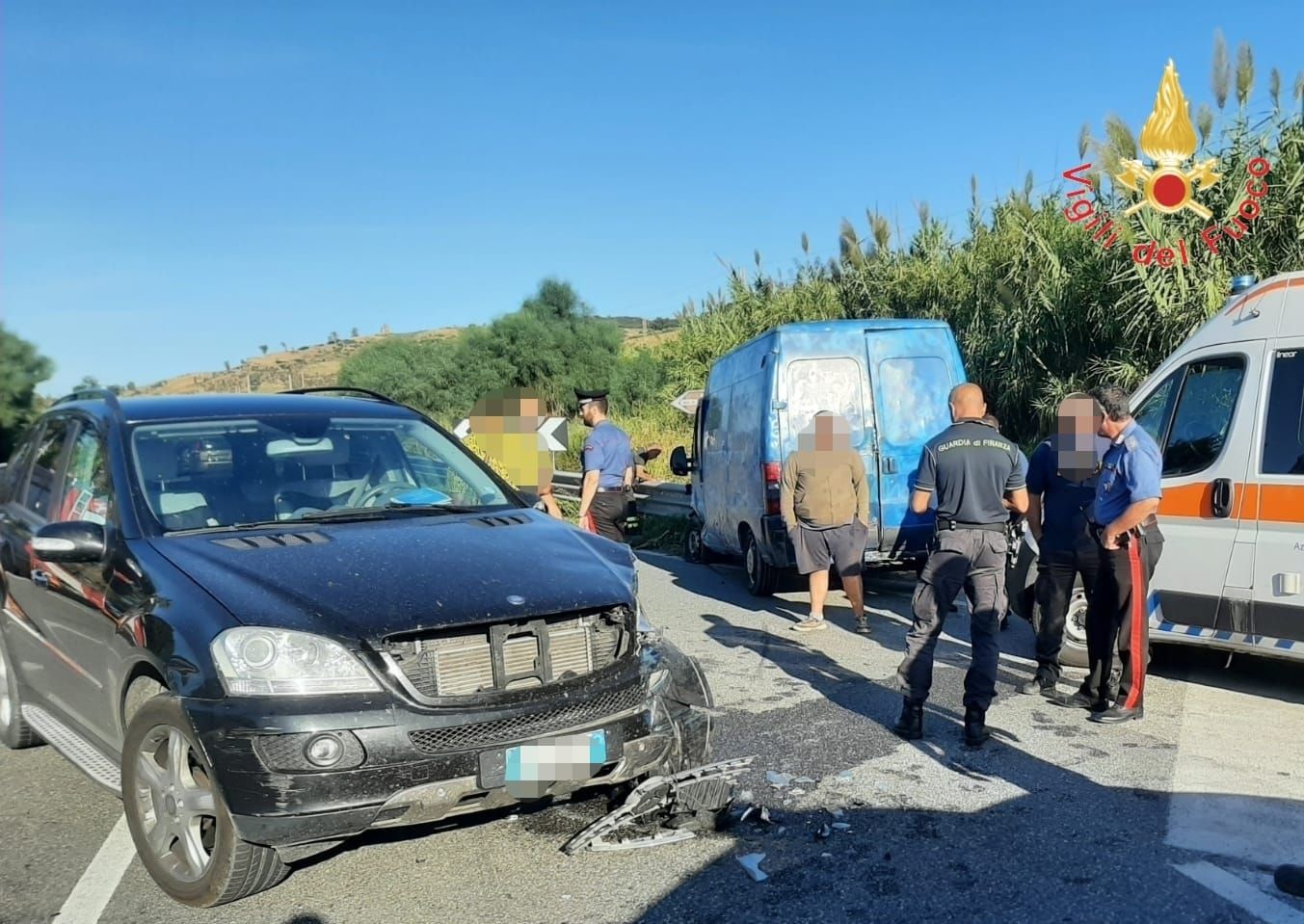 Auto contro furgone a Falerna, tre feriti