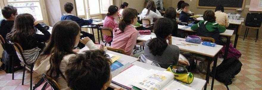 Si stacca l'intonaco in classe, feriti 4 studenti