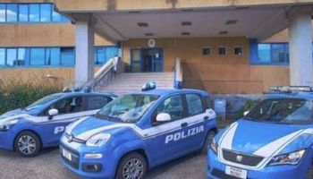Rubano un’auto e due bottiglie di champagne e poi aggrediscono i poliziotti, arrestati a Catanzaro