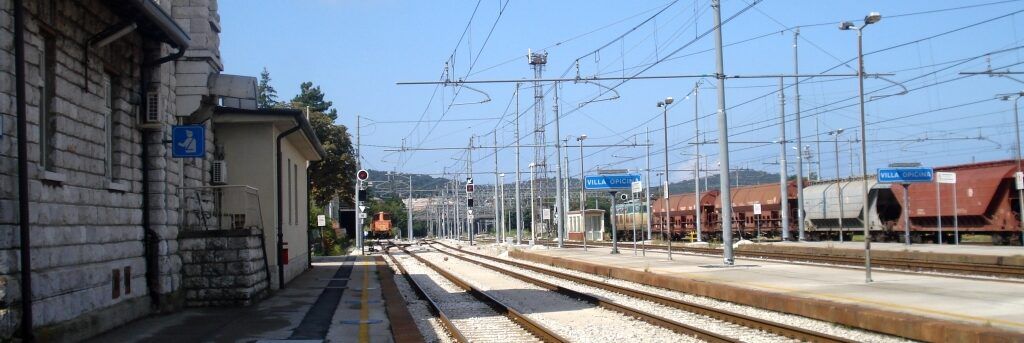 Fugge dai cinghiali, ma tocca i cavi elettrici: ragazzino in prognosi riservata