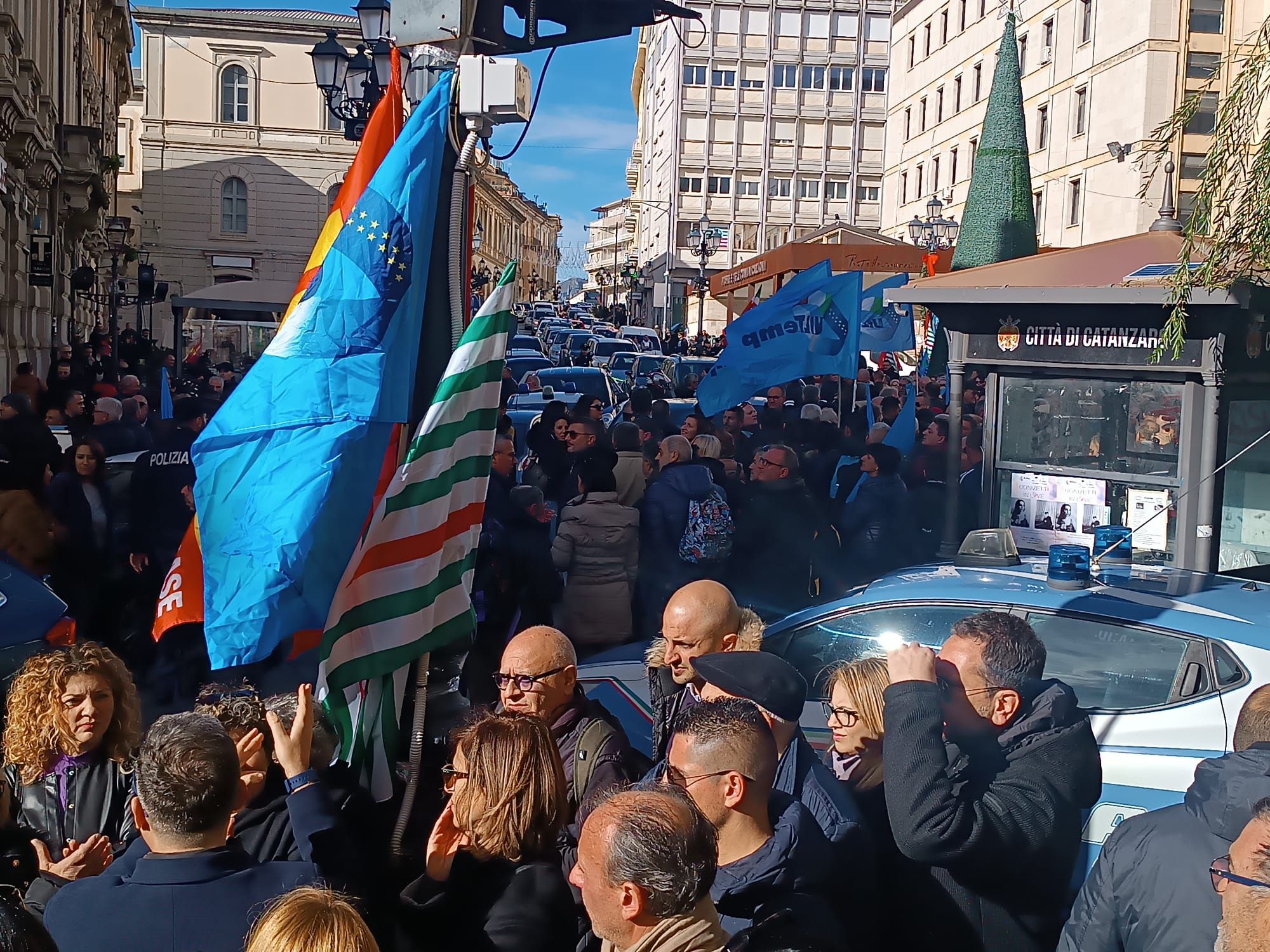 Tirocinanti, passa l’emendamento Cannizzaro: i Comuni potranno assumerli in deroga
