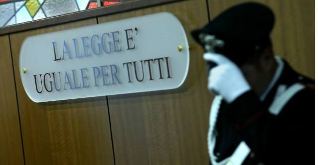 Viceprefetto condannato per abusi sessuali, ma per i giudici il fatto «è di minore gravità»