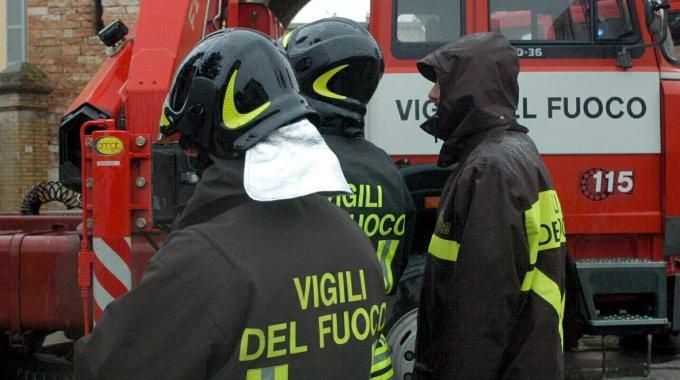 La denuncia dell'Usb: «A Sellia vigili del fuoco costretti a lavorare senza acqua»