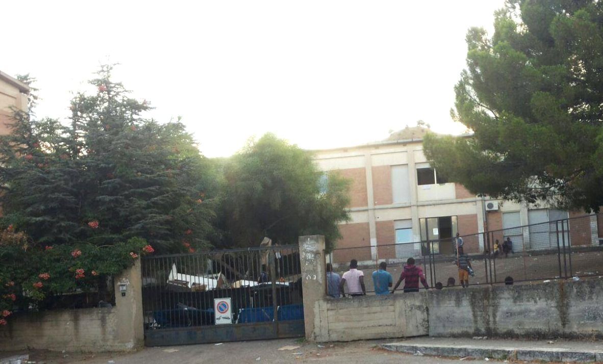 Reggio, protesta al centro di accoglienza di Archi