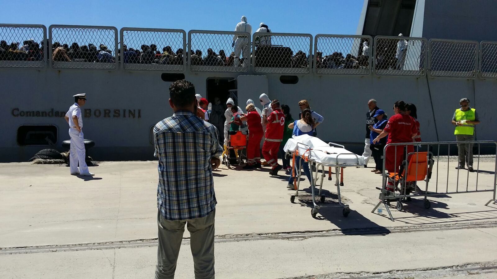 Le speranze dei 482 migranti nel porto di Reggio