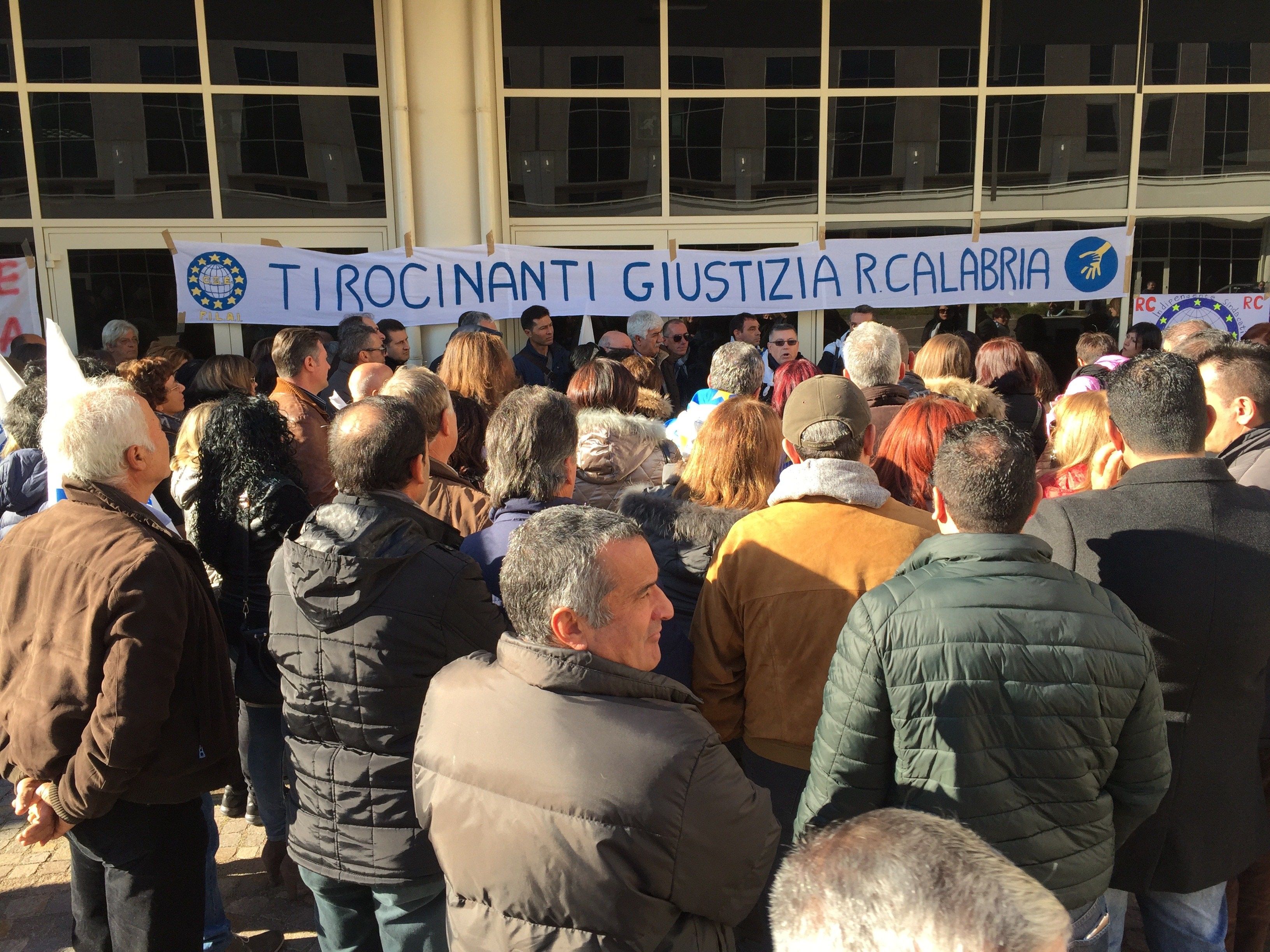 Tregua armata tra i precari della Giustizia e la Regione