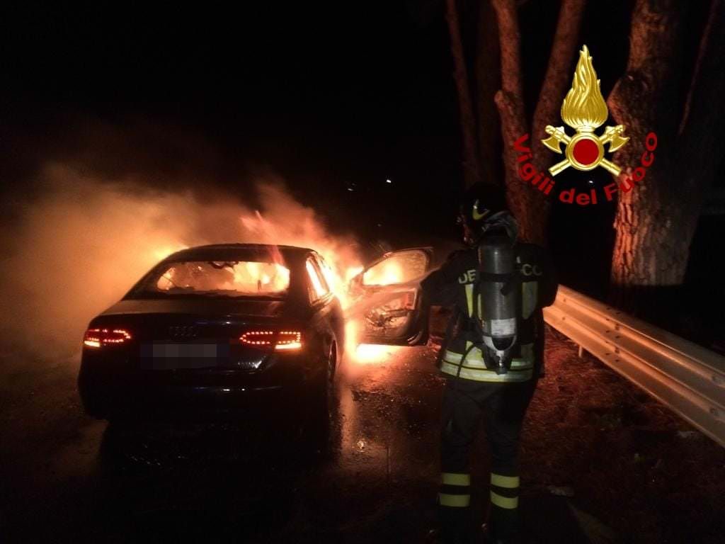 Va in fiamme un'auto nel Lametino, indenni i passeggeri