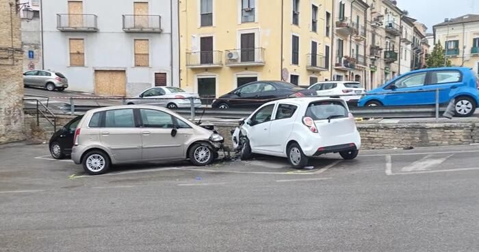 Auto travolge i manifestanti per il 25 aprile a Lanciano, un morto