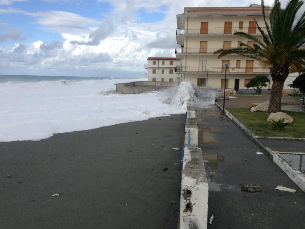 MALTEMPO | Costa tirrenica cosentina flagellata della onde