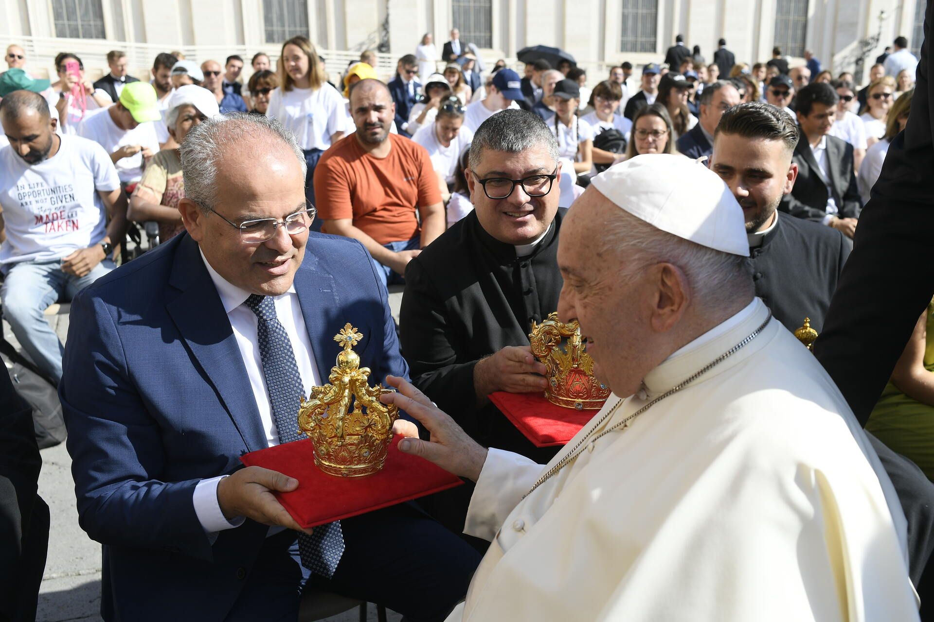Benedizione delle nuove corone, Michele Affidato incontra Papa Francesco