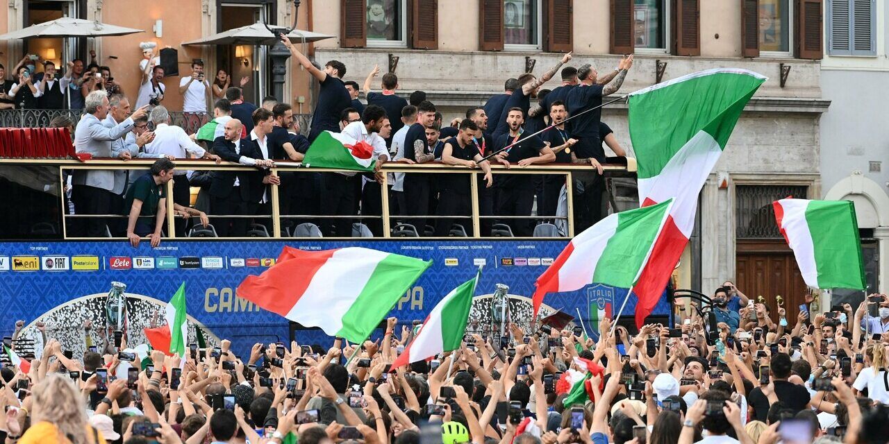 Sfilata del bus azzurro. Scontro Prefettura-Figc