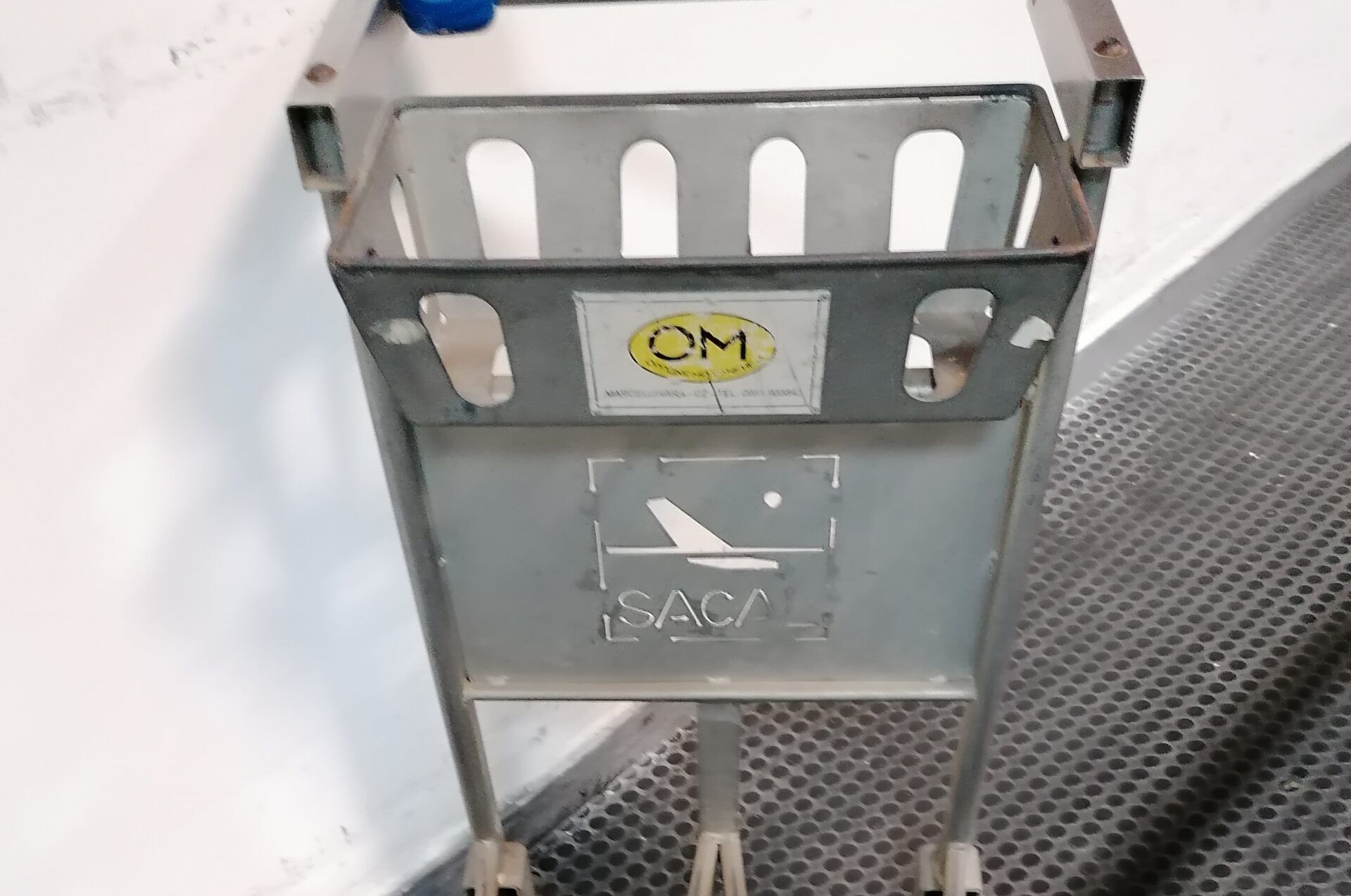 Quella vergognosa accoglienza all’aeroporto di Reggio con i carrelli di scarto della Sacal