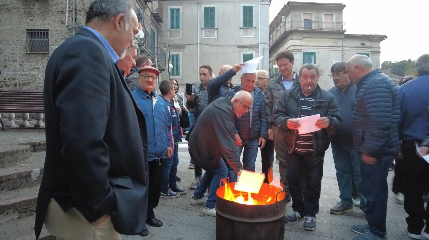 Caro energia, a Longobucco si dà fuoco alle bollette – FOTO e VIDEO
