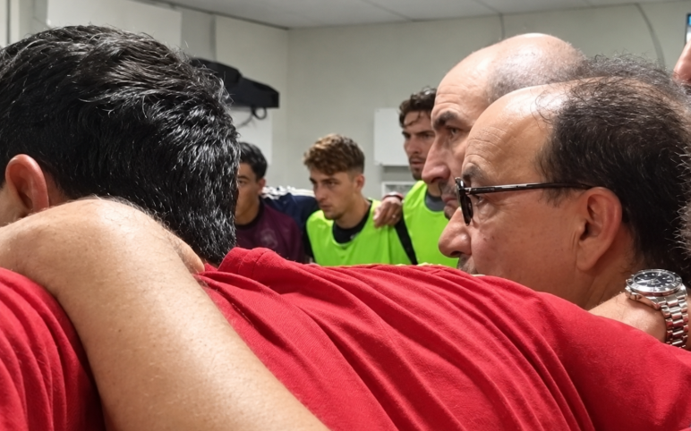 Il Cosenza Calcio tra il mito di Carratelli e l’eterno abbraccio (blindato) di Guarascio
