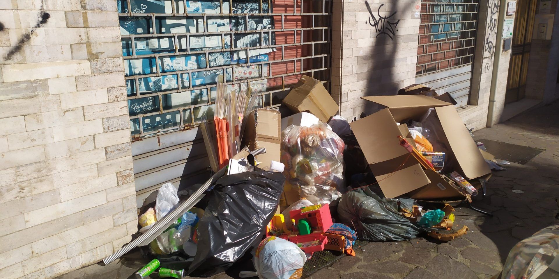 Cosenza, quando i rifiuti impediscono ai pedoni il passaggio sul marciapiede