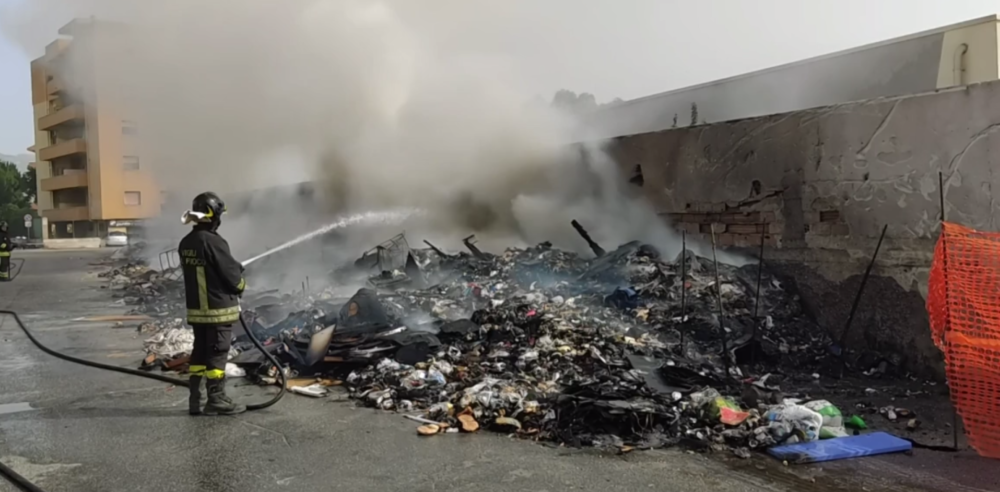 Zona sud di Reggio avvolta dal fumo provocato da un rogo di rifiuti