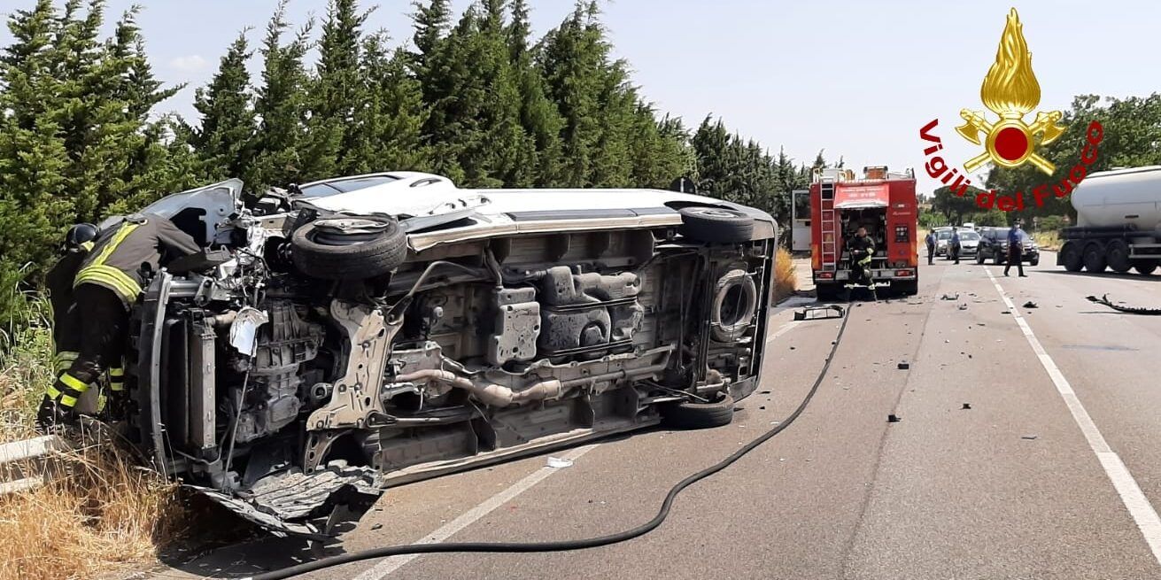 Scontro tra veicoli sulla statale 106, due feriti