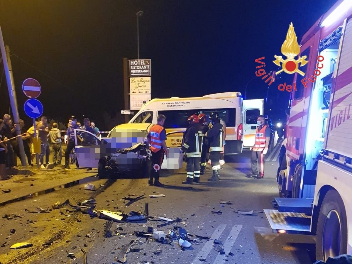 Incidente mortale a Sellia Marina: due vittime e un ferito grave sulla Ss 106 – FOTO