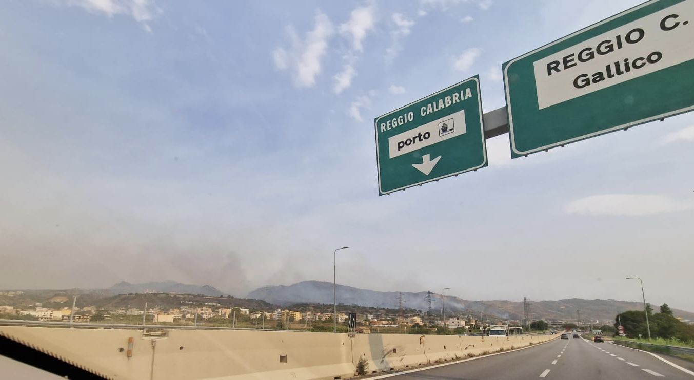 Emergenza incendi, il comune di Reggio Calabria chiederà lo Stato di calamità