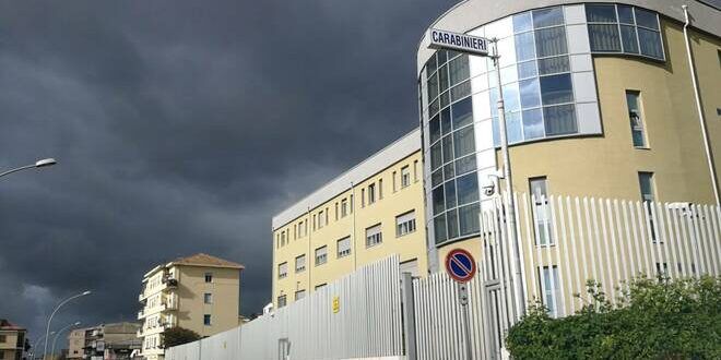 Perseguita la ex e investe i suoceri davanti alla caserma dei carabinieri: arrestato 33enne lametino