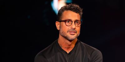 Fabrizio Corona aggredito e rapinato dai sei persone sotto la sua abitazione a Milano. «Erano calabresi»
