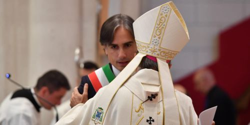 falcomata-vescovo-morrone-abbraccio