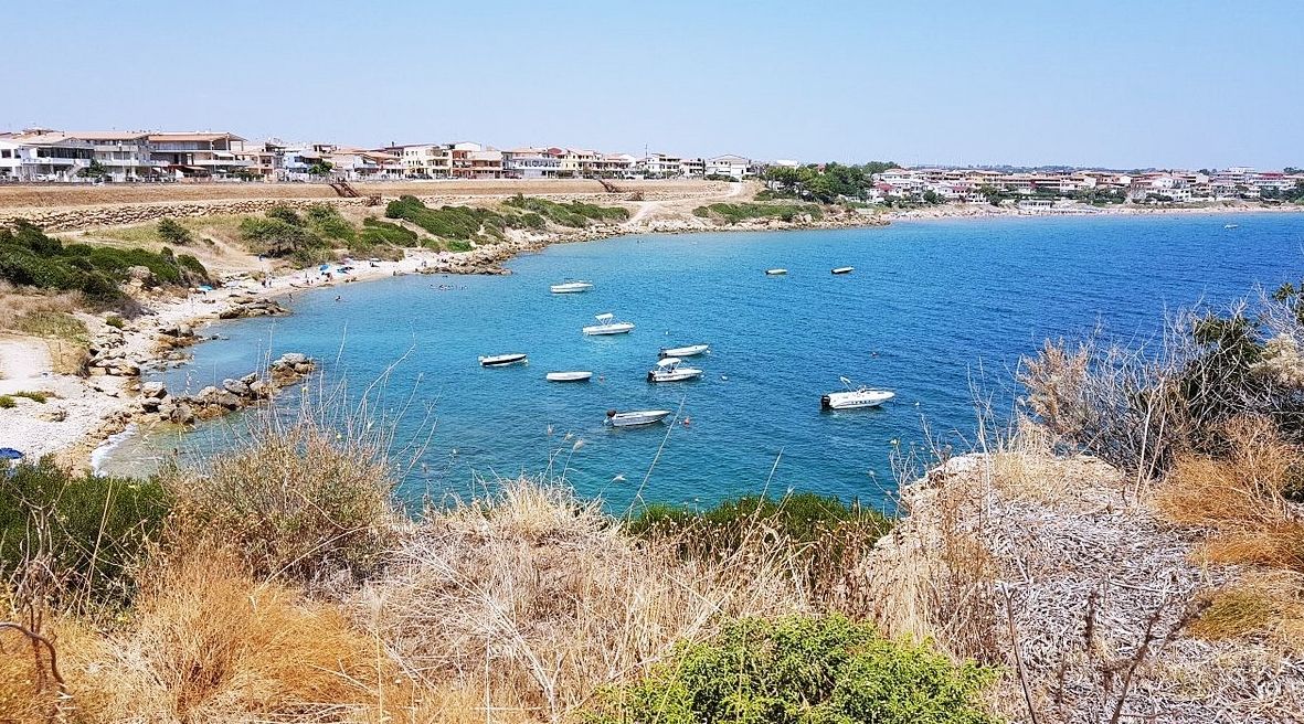 ‘Ndrangheta a Isola Capo Rizzuto: guardiania, gestione del verde e della spiaggia. Nel mirino un noto villaggio turistico – NOMI