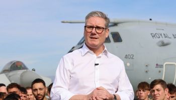 Regno Unito, Starmer annuncia le dimissioni e si commuove