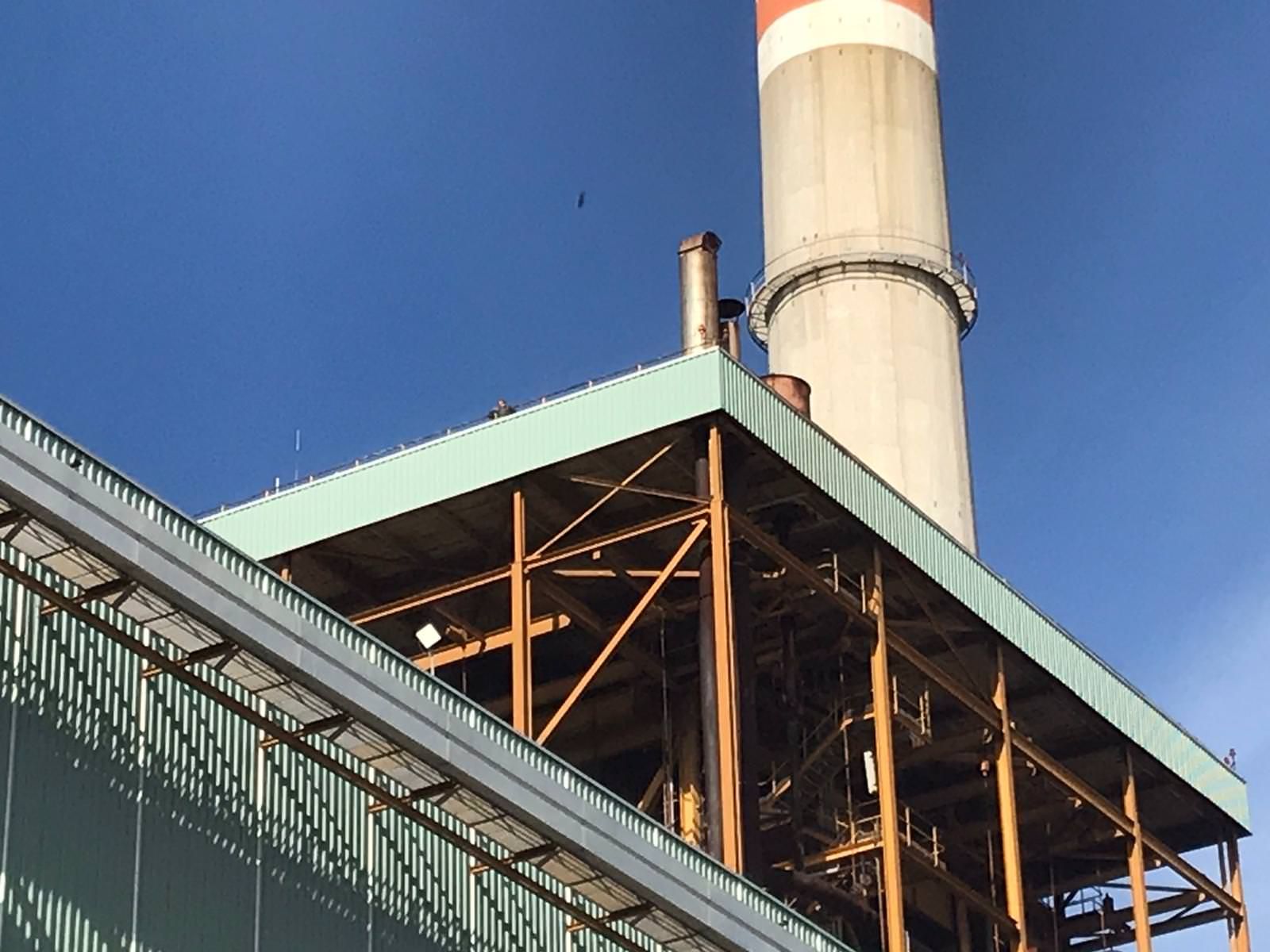 Lavoro, ex operaio Enel si arrampica sulla terrazza della centrale di Rossano