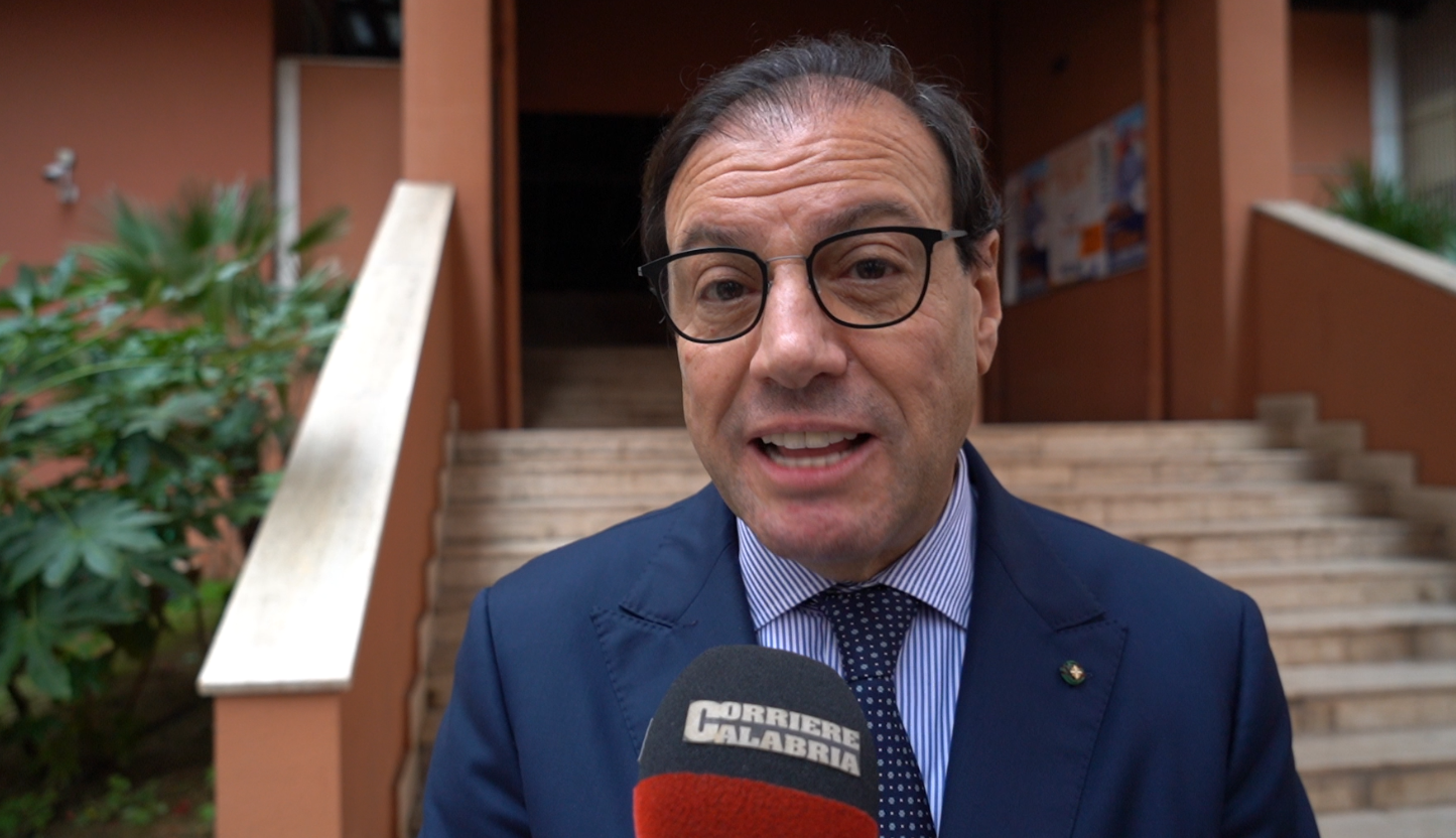 Il viceministro Leo all’Unical difende la manovra di bilancio: «2 miliardi per i rinnovi contrattuali, non abbiamo trascurato il ceto medio»