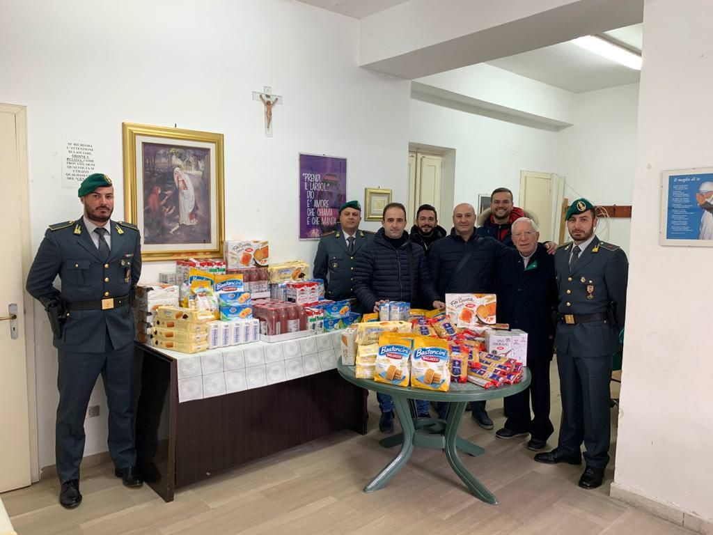 La Guardia di Finanza dona cibo e bevande per i più bisognosi