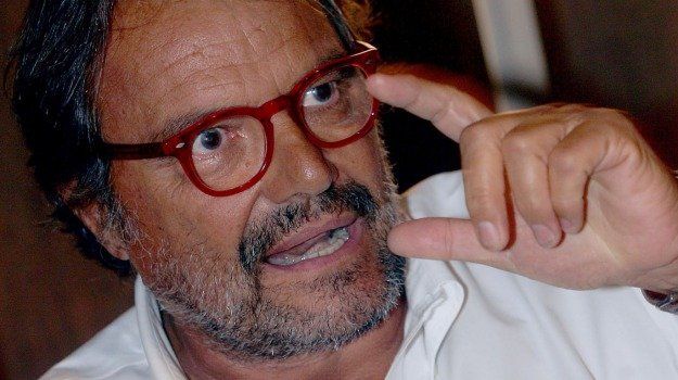 Diede del «mafioso» a un ragazzo che gli aveva chiesto un selfie. Toscani condannato a Vibo