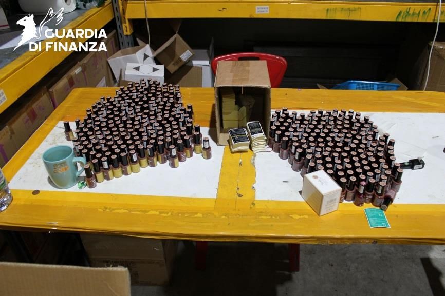 Sostanze tossiche nei cosmetici, blitz nel Cosentino: sequestrati 56 mila prodotti – VIDEO