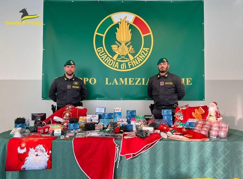 Catanzaro, sequestrati oltre 40.000 addobbi natalizi non sicuri