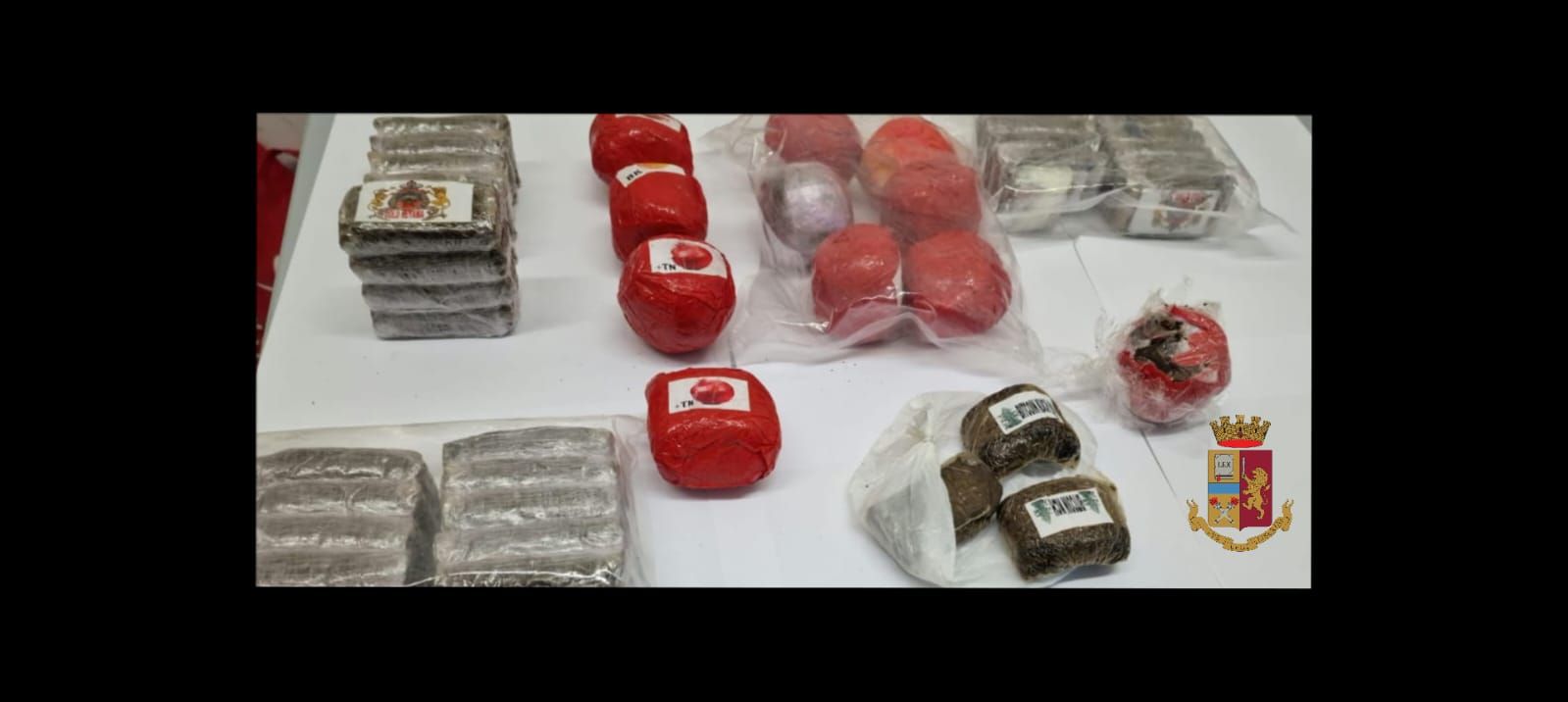 Controlli a tappeto a Cosenza, sequestrati 5 chilogrammi di hashish, 100 grammi di cocaina e una pistola