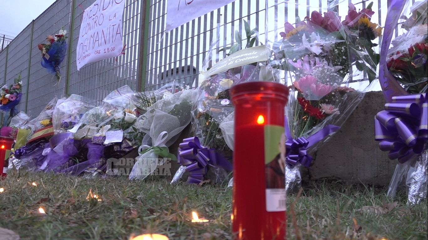 Il dolore di Crotone al Palamilone. E un parente: «Ritardo nei soccorsi, si sarebbero salvati»