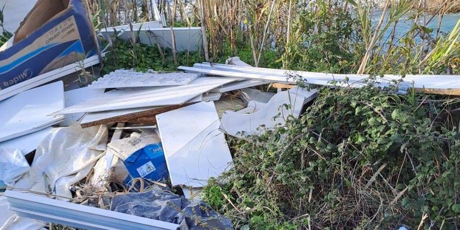 Alveo del Fiume Lao, Italia Nostra: «Un’area ambientale protetta sempre piena di rifiuti» – FOTO