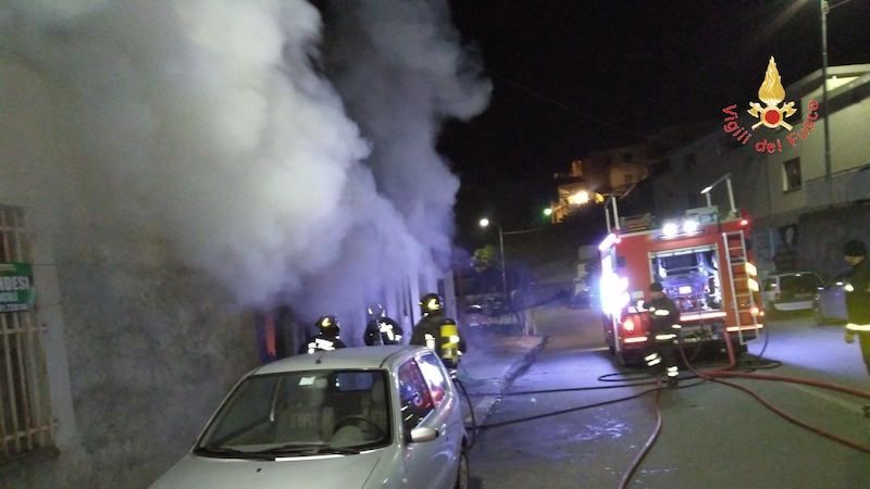 Catanzaro, in fiamme un magazzino